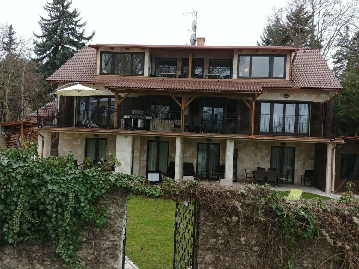 Vizparti Apartmanhaz *
